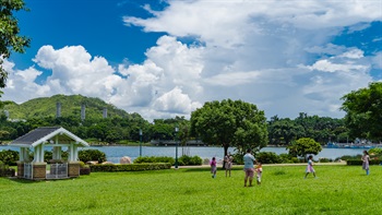 湖邊多處草坪都是遊人休閒嬉戲的熱點。